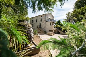 um grande edifício no meio de uma floresta em La Maison Roussel em Rosières