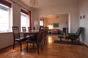 uma sala de jantar com mesa e cadeiras em Klævold utleigehus em Klevoll