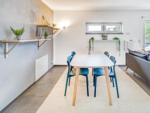 a small kitchen and dining room with a table and chairs at limehome Montabaur Am Quendelberg in Montabaur