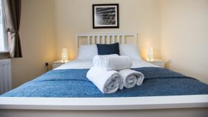 1 dormitorio con 1 cama con toallas en Brewhouse and Kitchen en Bournemouth