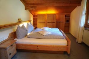 ライト・イム・ヴィンクルにあるWilder Kaiserの木製の部屋にベッド1台が備わるベッドルーム1室があります。