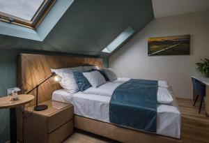 1 dormitorio con 1 cama y 1 mesa con lámpara en Kistücsök Food & Room, en Balatonszemes