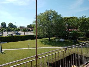 Κήπος έξω από το Mosaici Sunrise - lake front apartment with beautiful view