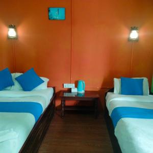 Giường trong phòng chung tại Hotel Tiger Tops Sauraha