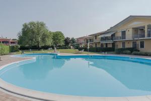 Πισίνα στο ή κοντά στο Mosaici Sunrise - lake front apartment with beautiful view +45 φωτογραφίες