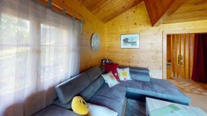 uma sala de estar com um sofá num chalé de madeira em Chalet Leonie LE0 em Blatten bei Naters