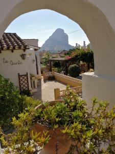 een uitzicht op de berg door een boog van een gebouw bij El Rincón de la Quinta in Calpe