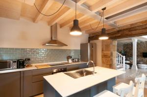 eine Küche mit Spüle und Arbeitsplatte in der Unterkunft La Casa de Piedra in Herrera de Ibio