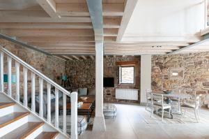 ein Raum mit einer Treppe und einer Steinmauer in der Unterkunft La Casa de Piedra in Herrera de Ibio + 45 Fotos