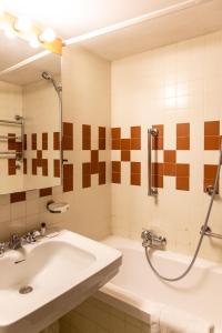 ein Badezimmer mit einem Waschbecken, einer Dusche und einer Badewanne in der Unterkunft Nice one bedroom in historical building in Florenz