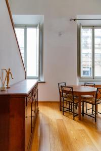 een eetkamer met een tafel en stoelen bij Nice one bedroom in historical building in Florence