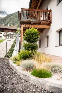 ein Gebäude mit Balkon und einigen Pflanzen in der Unterkunft Bacher Ferienwohnungen in Virgen