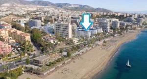z góry widok na plażę z niebieską strzałą w obiekcie Costamar, Primera linea de playa, 3 dormitorios, 2 baños, vistas al mar, Internet Wifi y Garaje, Ideal parejas y familias w mieście Benalmádena