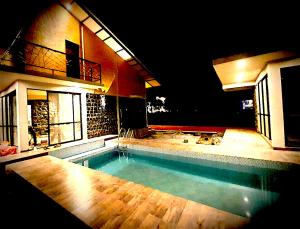Enliven Homestay Alibag, Alibaug内部或周边的泳池