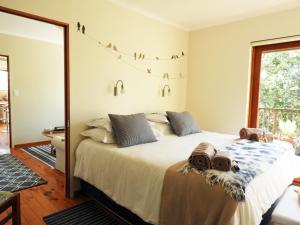 
a bedroom with a bed and a window at Rest Inn Knysna in Knysna
