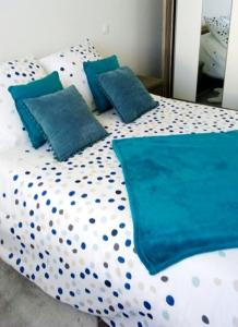 Ένα ή περισσότερα κρεβάτια σε δωμάτιο στο Le coin des Oliviers