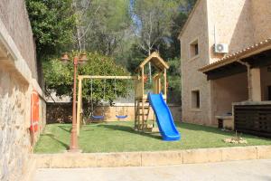- une aire de jeux dans une cour avec toboggan dans l'établissement Villa Lara, à Sa Pobla