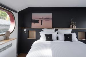 Un pat sau paturi într-o cameră la LA PENICHE - Bed And Bicycle - Tournon