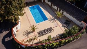 uma vista sobre uma piscina com cadeiras e árvores em Landgasthof Adler em Breisach am Rhein