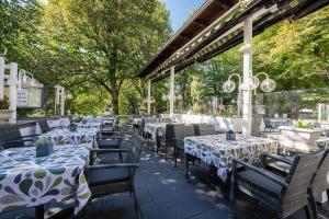 restauracja ze stołami i krzesłami z kwiatami w obiekcie Landgasthof Adler w mieście Breisach am Rhein