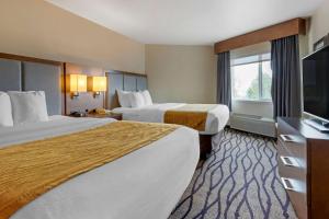 Comfort Inn & Suites Market - Airport tesisinde bir odada yatak veya yataklar
