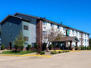 een weergave van de voorkant van een hotel bij Quality Inn & Suites Bloomington I-55 and I-74 in Bloomington
