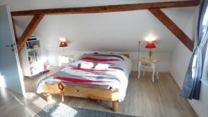 um quarto com uma cama num sótão em Gîte de montagne -Bellefosse Alsace em Bellefosse