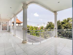 an open balcony with white railings and a white railing at OYO 90690 Pondok Dukuh in Ungasan