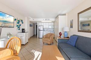 een woonkamer met een bank en een tafel bij Beachfront Condo w Balcony in Myrtle Beach in Myrtle Beach