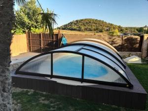una piscina con cubierta en un patio trasero en Casas Rurales Tía María, en Ruidera