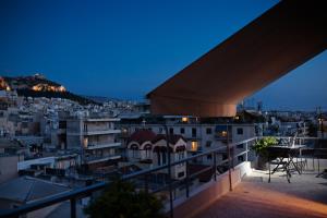 - un balcon offrant une vue sur la ville la nuit dans l'établissement Areos, à Athènes