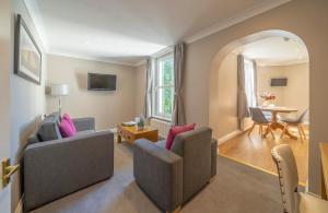 uma sala de estar com duas cadeiras e uma mesa em Peartree Serviced Apartments em Salisbury
