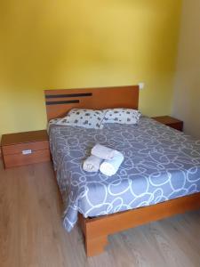 a bedroom with a bed with two towels on it at Cantinho Cruzeiro in Vieira do Minho