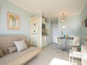Apartment L'Ange Gardien by Interhome في بوليو سور مير: غرفة معيشة مع أريكة وطاولة