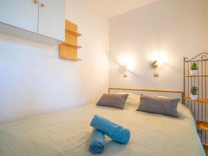 Un dormitorio con una cama con una toalla azul. en Apartment L'Ange Gardien by Interhome, en Beaulieu-sur-Mer
