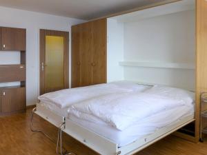 Postel nebo postele na pokoji v ubytování Apartment Beaulieu-2 by Interhome + 12 fotografií