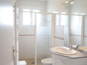 ポンタィヤックにあるHoliday Home La Roquille by Interhomeのバスルーム(シャワー、洗面台、トイレ付)