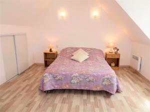 PleubianにあるHoliday Home Le Sémaphore - PBA109 by Interhomeのベッドルーム(紫の毛布付きのベッド1台付)