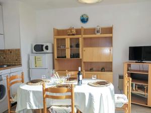 Majoituspaikan Apartment Corsaires 63 by Interhome keittiö tai keittotila
