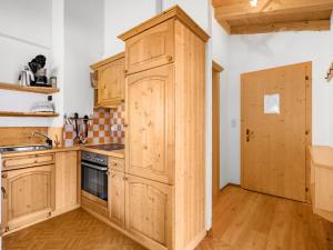 una cucina con armadi in legno e una porta aperta di Apartment Nadine-4 by Interhome a Sölden