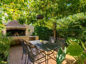 Κήπος έξω από το Apartment Viktorija-2 by Interhome
