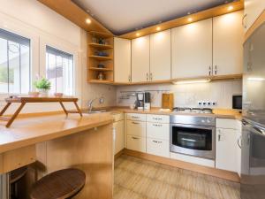 ペニスコラにあるHoliday Home Vita - PEA128 by Interhomeのキッチン(白いキャビネット、木製カウンタートップ付)