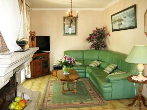 プルームール・ボドゥーにあるHoliday Home Gueradur - PBU303 by Interhomeのリビングルーム(緑のソファ、暖炉付)