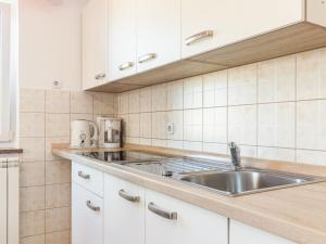 Kitchen o kitchenette sa Apartment Viktorija - PRC405 by Interhome