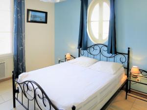 Dormitorio con cama con marco negro y ventana en Holiday Home Horizon - CFE110 by Interhome, en Cap-Ferret