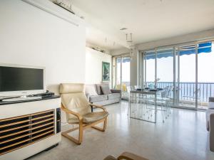 sala de estar con TV y sofá en Apartment Copacabana Promenade des Anglais by Interhome, en Niza