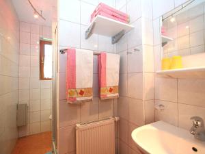 Zdjęcie z galerii obiektu Apartment Herbert-2 by Interhome w mieście Emberg