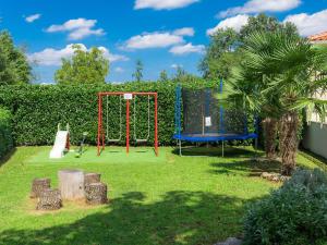 een park met een speeltuin met een schommel bij Holiday Home Liberat by Interhome in Pazin