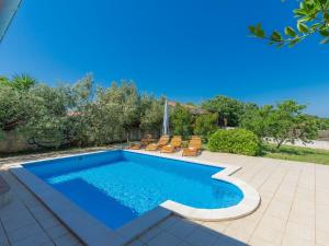 Bazén v ubytovaní Holiday Home Cherry by Interhome alebo v jeho blízkosti