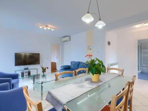 TV a/nebo společenská místnost v ubytování Apartment Macini-4 by Interhome + 37 fotografií